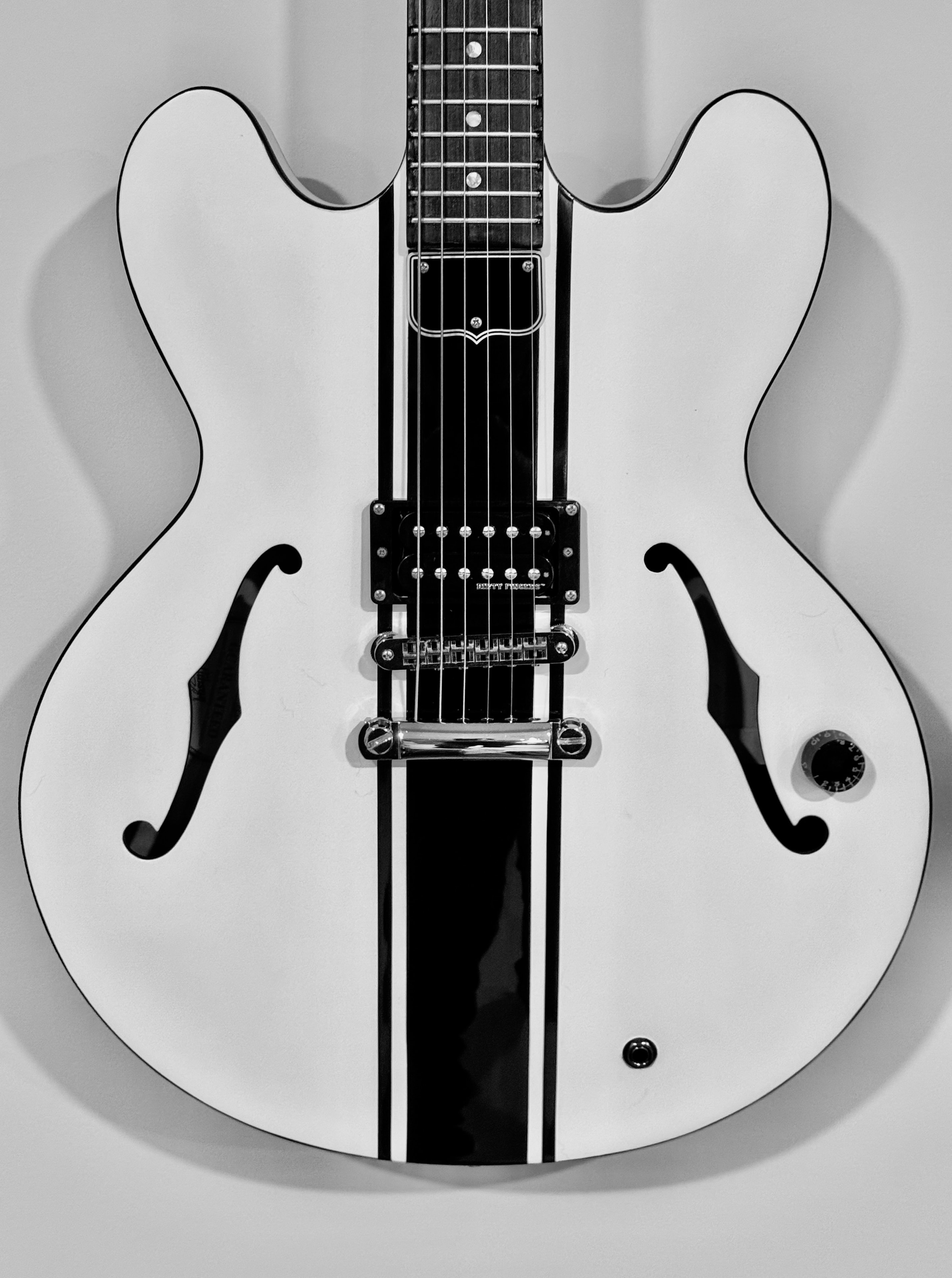 Tom DeLonge Gibson ES-335 (detail) — replica guitar by Guitar Guru LLC